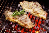 Barbecued lamb chops with rosemary — Stock Photo