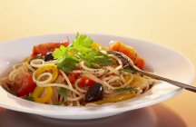 Спагетти с травами и овощами — стоковое фото