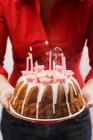 Жінка тримає крижаний кільцевий торт — стокове фото