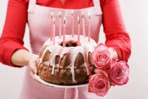 Femme tenant anneau gâteau — Photo de stock