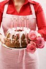 Donna che tiene la torta anello — Foto stock