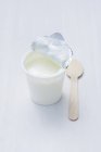 Iogurte em vaso aberto — Fotografia de Stock