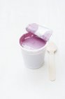 Iogurte de fruto em pote — Fotografia de Stock