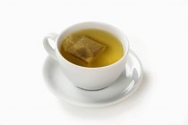 Чай з м'ятою з чайною сумкою в чашці — стокове фото