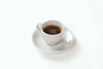 Espresso en taza y platillo - foto de stock