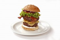 Двоповерховий бургер з беконом — стокове фото