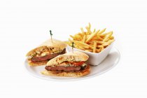 Сэндвичи со стейком и чипсы — стоковое фото