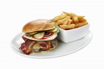 Cheeseburger mit Speck und Pommes frites — Stockfoto