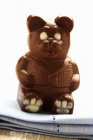 Шоколадний ведмідь на тканинній серветці — стокове фото