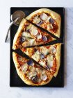 Pizza de papa con queso - foto de stock