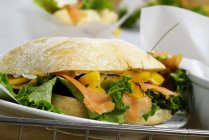Копчений лосось і жовтий перець бутерброд — стокове фото