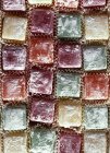 Vista dall'alto di gelatine di caramelle quadrate colorate — Foto stock