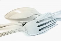 Primo piano vista di cucchiai e forchette su superficie bianca — Foto stock