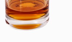 Vaso de whisky sobre fondo blanco - foto de stock