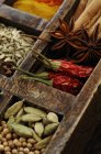 Vista close-up de especiarias variadas em caixa de madeira — Fotografia de Stock
