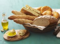 Разнообразные хлеба и рулонов — стоковое фото