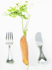 Половина моркови с ножом и вилкой — стоковое фото