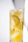 Стакан свежего лимонада — стоковое фото