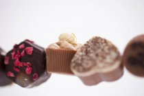 Ряд различных шоколадных конфет — стоковое фото