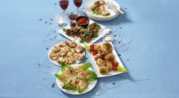 Повышенный вид разнообразных праздничных закусок на тарелках — стоковое фото