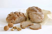 Ореховый хлеб и грецкие орехи — стоковое фото