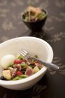 Salade de jambon sur assiette blanche avec fourchette — Photo de stock