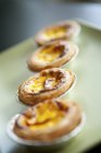Строка яичных пирогов — стоковое фото