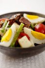 Salade de boeuf sur assiette — Photo de stock