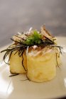 Tofu japonês com ervas na placa branca — Fotografia de Stock