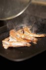 Vue rapprochée de la cuisson des crevettes à l'huile — Photo de stock