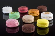 Diez macarrones coloridos - foto de stock