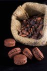 Шоколадні макаруни з какао — стокове фото