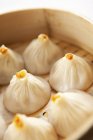 Closeup view of crab dumplings in bamboo steamer — Stock Photo