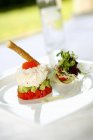 Крабовый салат на белой тарелке — стоковое фото