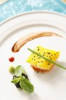 Uova fritte di verdure su piatto bianco — Foto stock