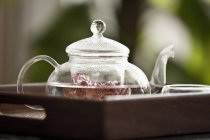 Thé rose dans la théière — Photo de stock