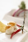 Camarão com pimenta vermelha no prato branco — Fotografia de Stock