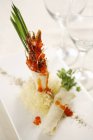 Shrimp Burrito auf weißem Teller über Tisch mit Gläsern — Stockfoto