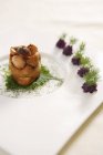 Matsutake auf weißem Teller mit Kräutern — Stockfoto