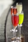 Champagne in bicchieri e sul tavolo — Foto stock