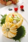 Limetten Obst gebratenes Gemüse auf weißem Teller — Stockfoto