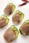 Nahaufnahme von geschnittenem Entenfleisch mit Gurken — Stockfoto