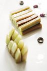 Concombre tranché sur une surface blanche — Photo de stock