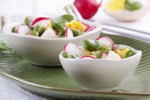 Бобові салати з яйцями та редькою — стокове фото