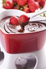 Primo piano vista del cioccolato fonduta con fragole — Foto stock