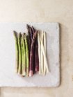 Verde con asparagi viola e bianchi — Foto stock
