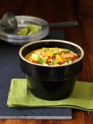 Curry vegetal indio en tazón negro sobre toalla verde - foto de stock