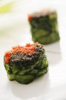 Gurkenkaviar liegt auf weißer Oberfläche — Stockfoto