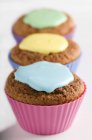 Cupcake con glassa colorata diversa — Foto stock