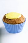 Cupcake con glaseado amarillo - foto de stock